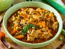 Рецепта Яхния с грах от консерва, пилешки бутчета, лук, морков и доматен сок